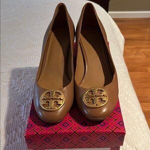 Tory Burch Women's Tan Chelsea Pump